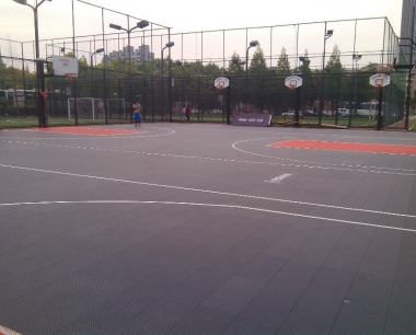 洛克公园篮球馆安装完成